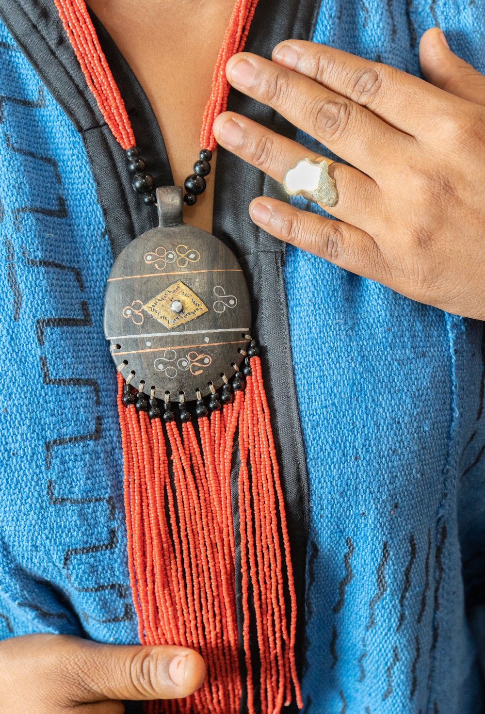 Collier  Rouge Perlé – Médaillon Doré