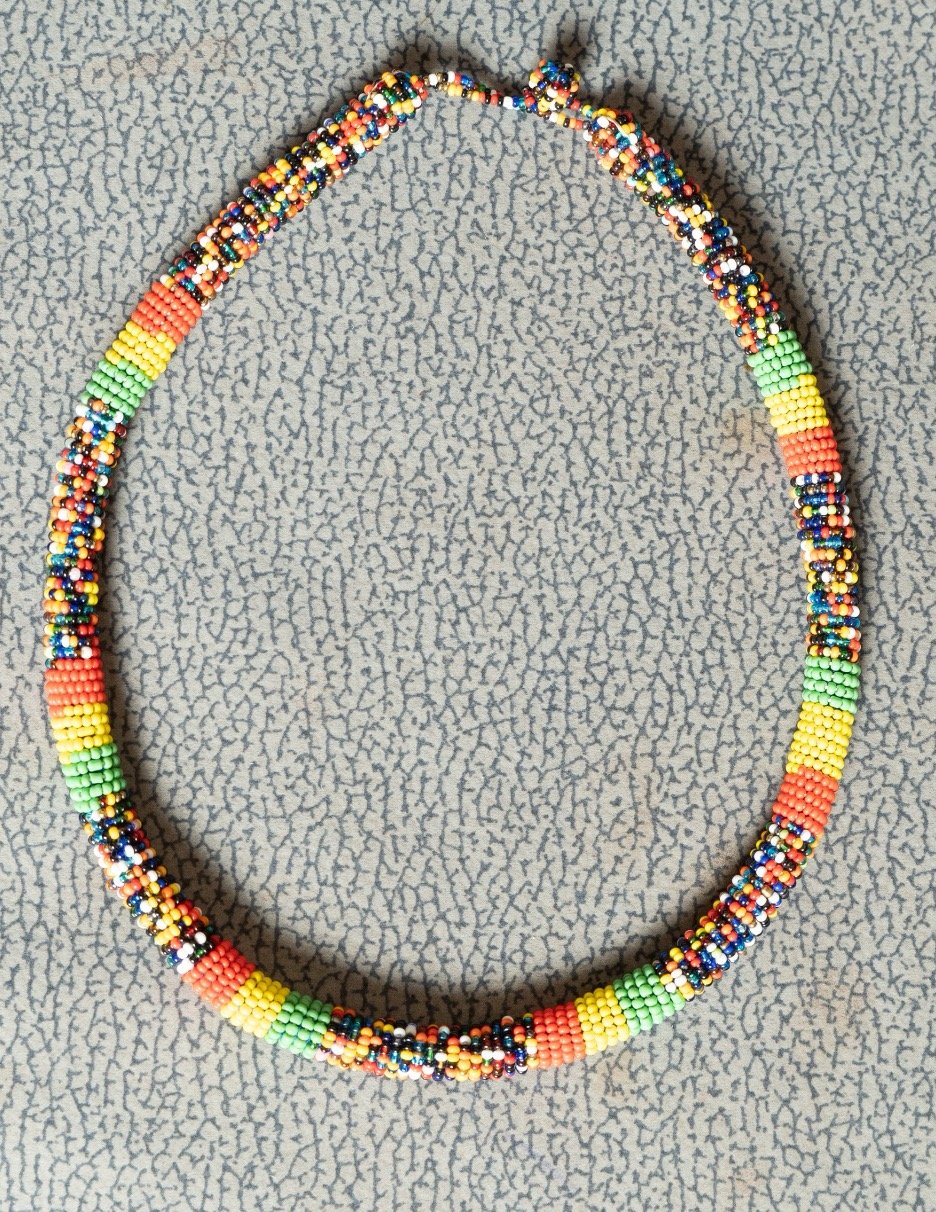 Collier en perles multicolores – tour de cou
